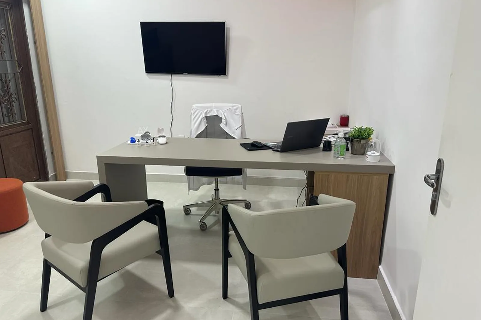 Interior da unidade Acurys de Campinas — vitrine de aparelhos auditivos